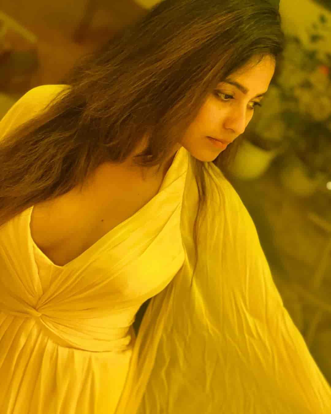 Actress anjali hot photos in yellow short gown