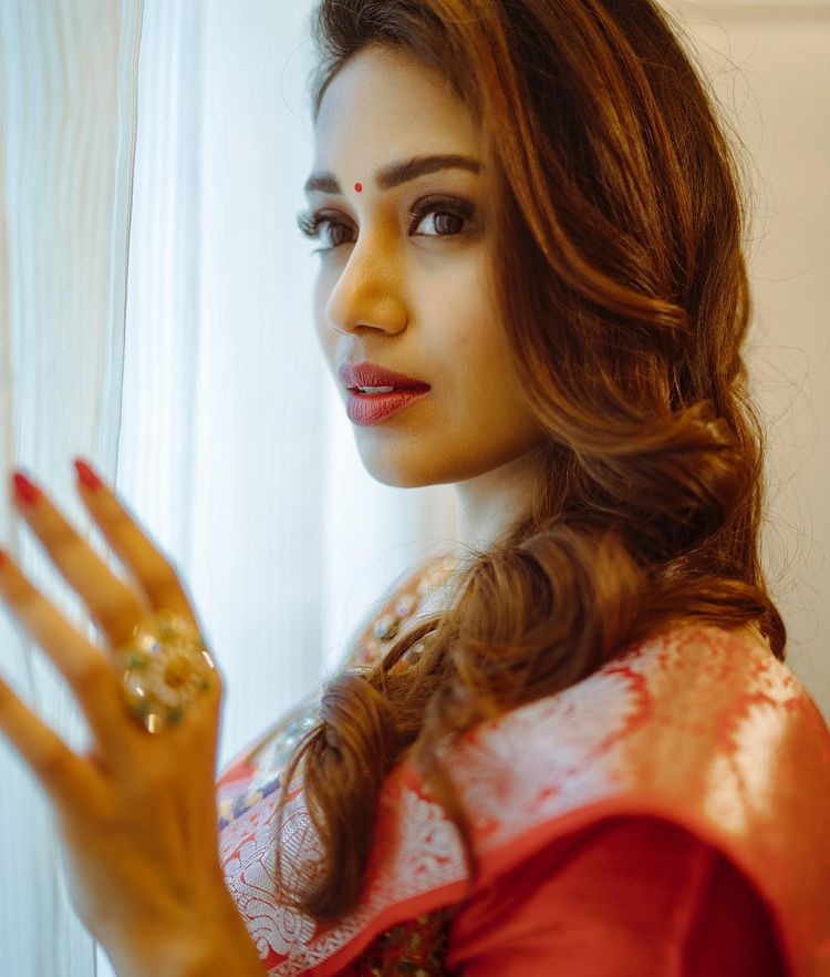 Actress nivetha pethuraj hot photos in red saree traditional look