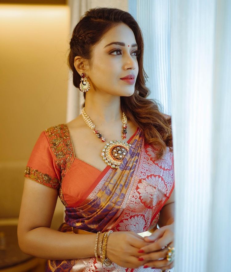 Actress nivetha pethuraj hot photos in red saree traditional look