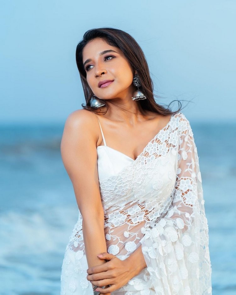 Actress sakshi agarwal hot photos in white netted saree