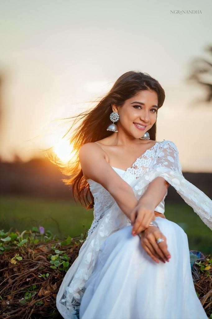 Actress sakshi agarwal hot photos in white netted saree