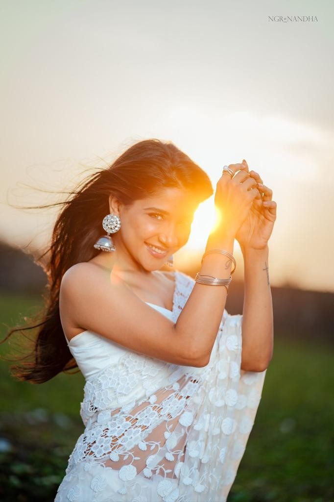 Actress sakshi agarwal hot photos in white netted saree