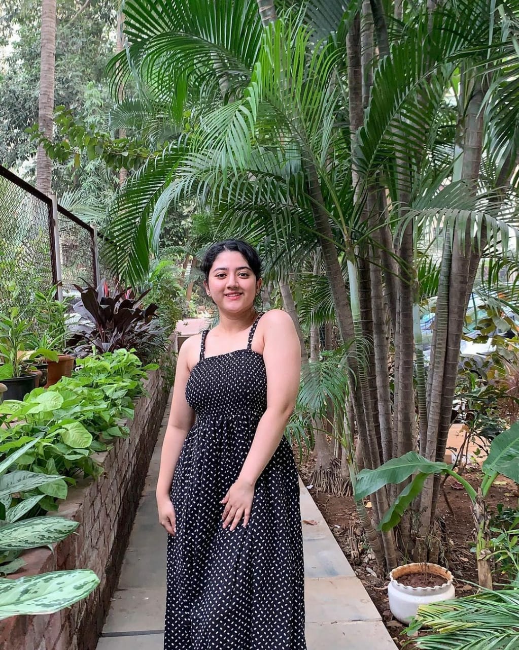 Actress shreya sharma hot photos in short gown showing thighs