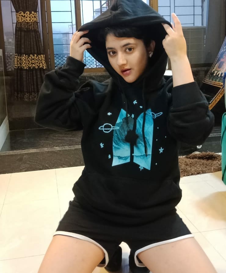 Actress shreya sharma hot photos in short gown showing thighs