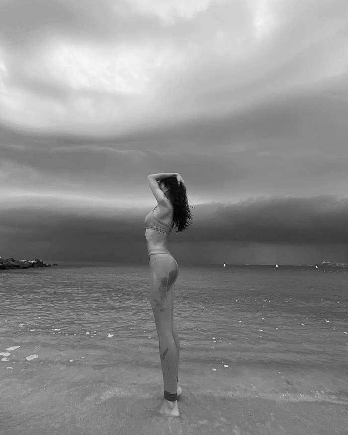 Actress amy jackson hot photos in glamour dress