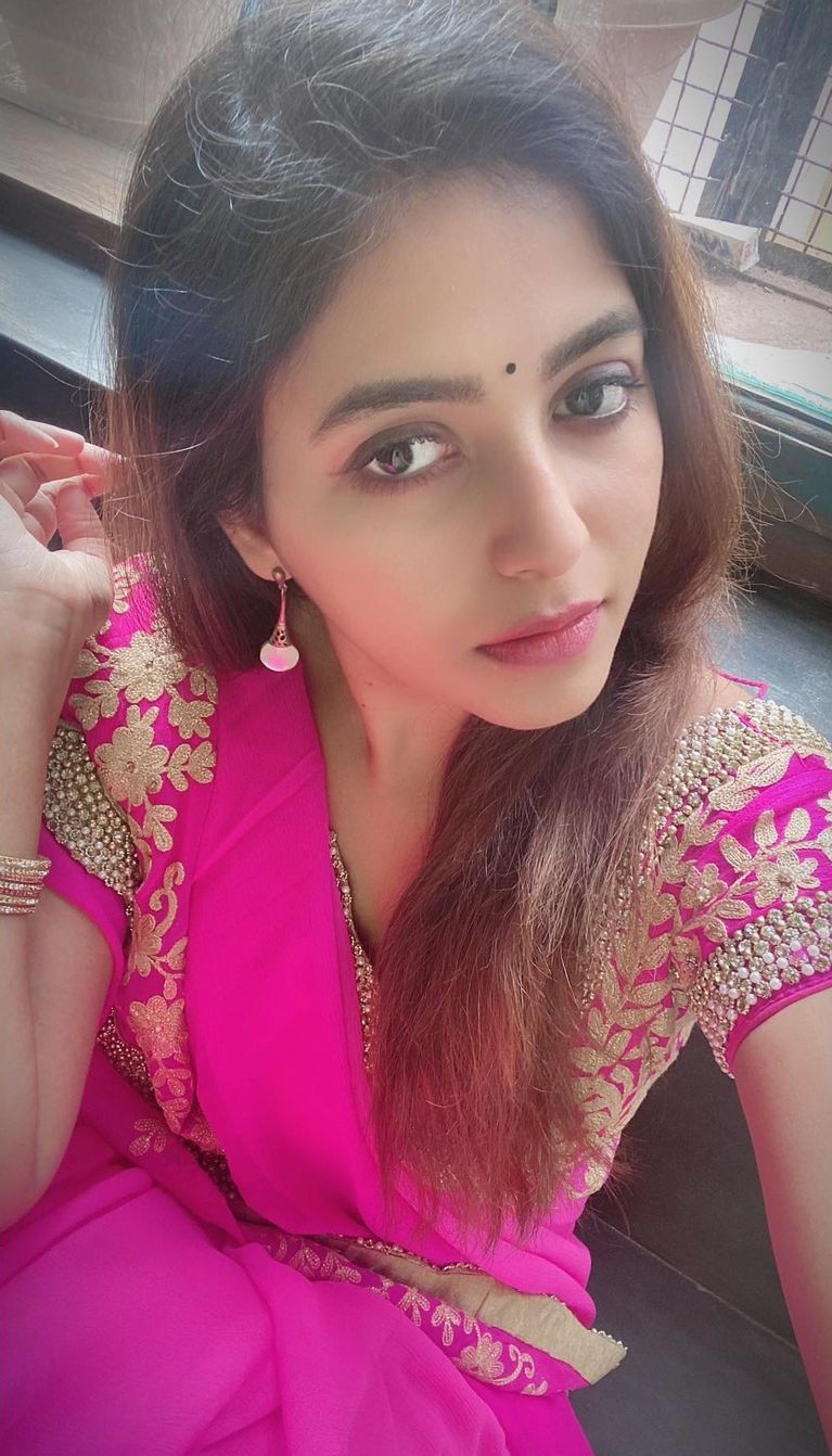 Actress anjali hot selfie photos latest photoshoot