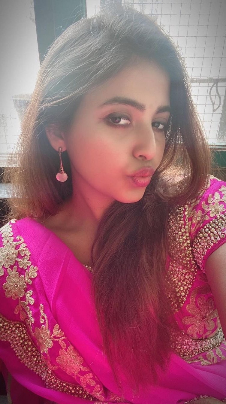 Actress anjali hot selfie photos latest photoshoot