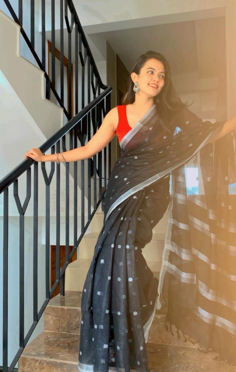 Actress aparna das hot photos in saree