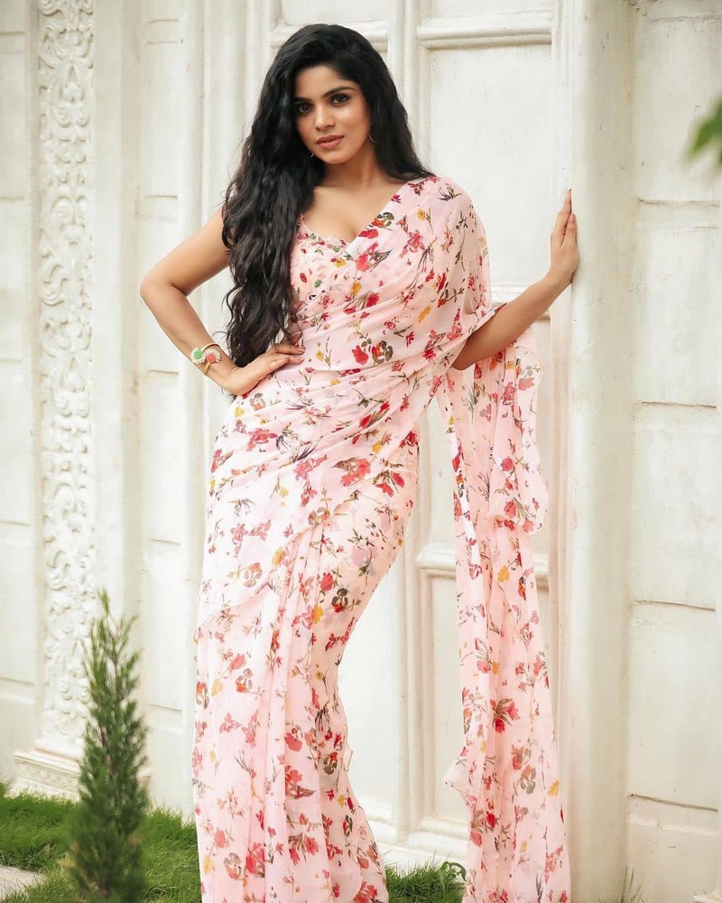 Actress divyabharathi hot photos in saree showing shape and structure