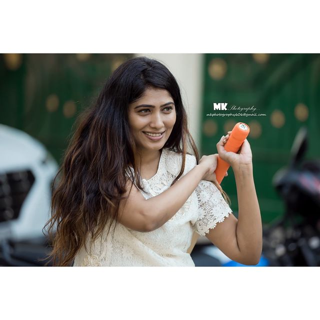 Biggboss julie hot photos while playing cricket photos goes viral