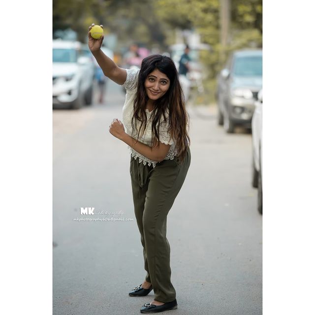 Biggboss julie hot photos while playing cricket photos goes viral