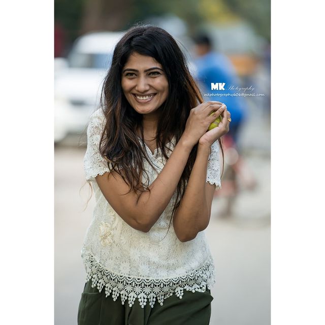 Biggboss julie hot photos while playing cricket photos goes viral