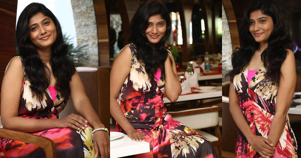 Biggboss julie hot photos while playing cricket photos goes viral