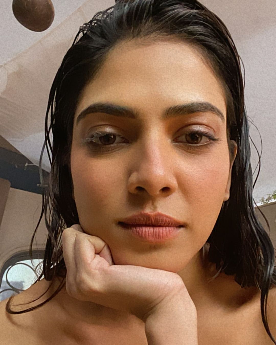 Actress malavika mohanan hot selfie getting likes and comments