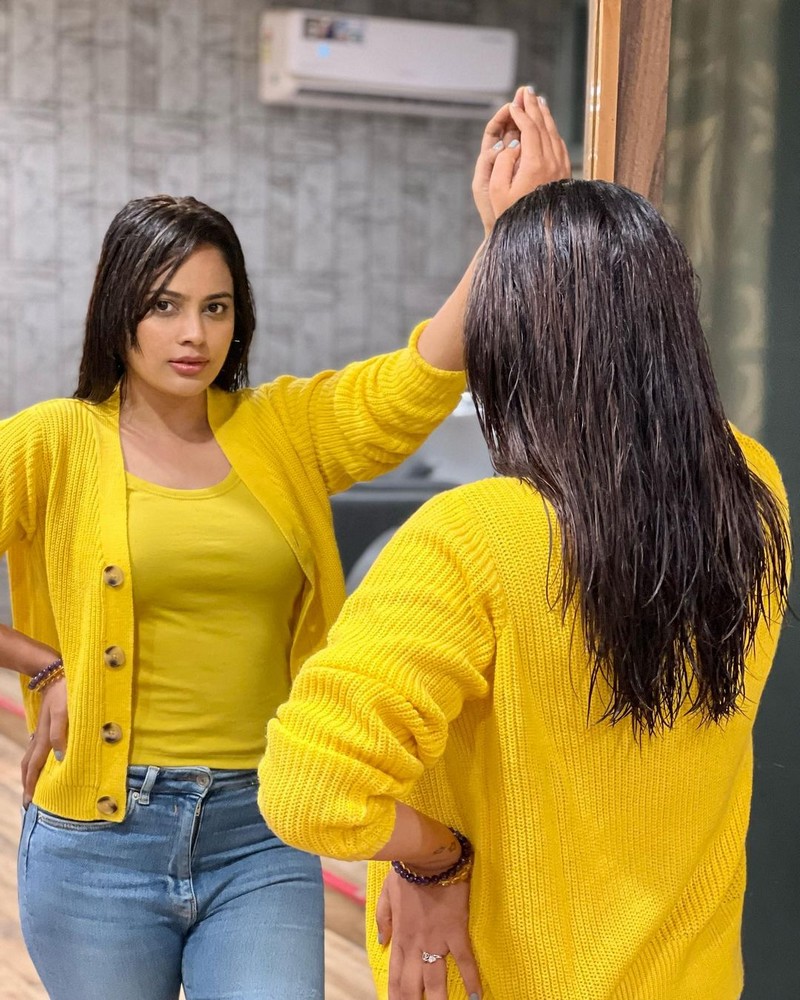 Actress nanditha swetha hot photos in modern dress