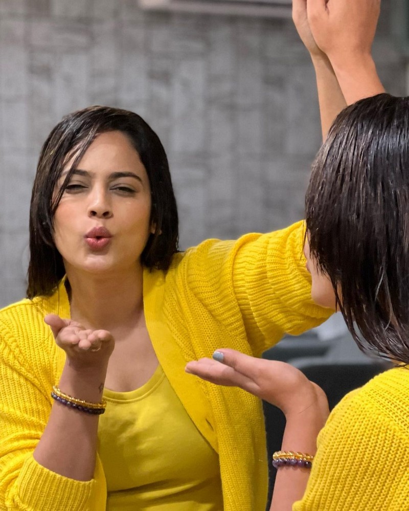 Actress nanditha swetha hot photos in modern dress