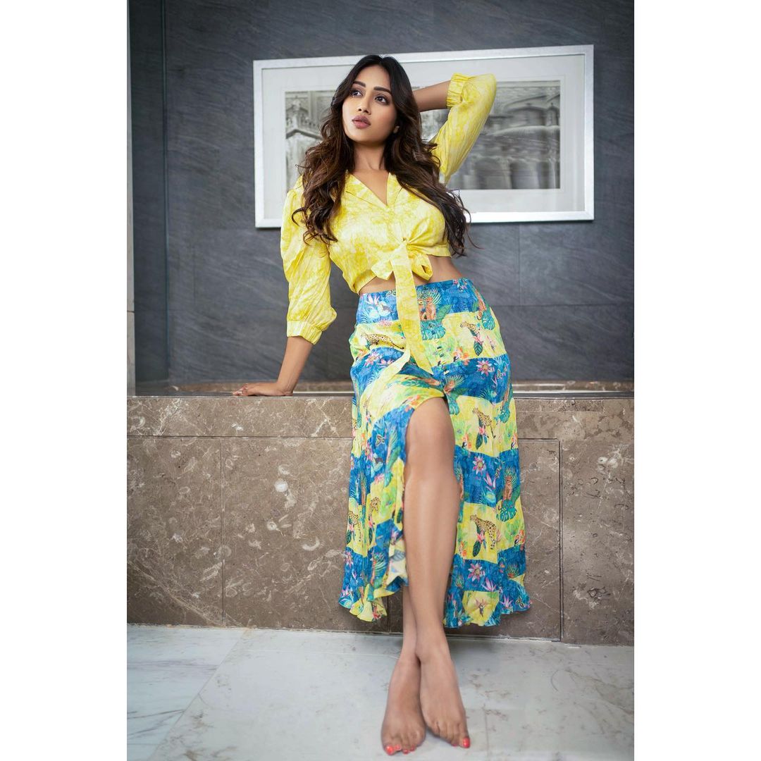 Actress nivetha pethuraj hot photos thigh show