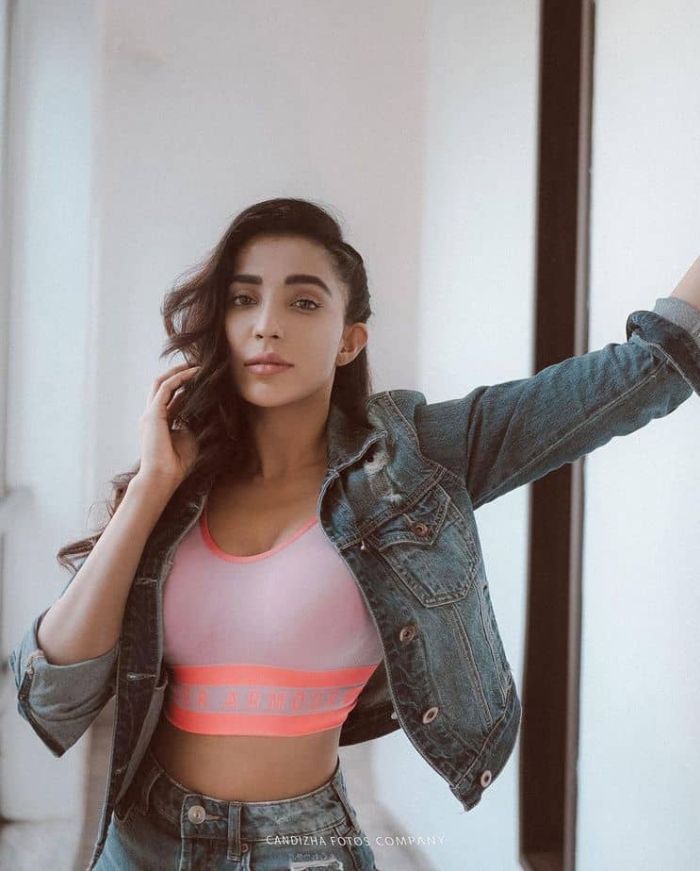 Actress parvati nair hot photos showing strap