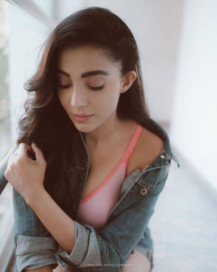 Actress parvati nair hot photos showing strap