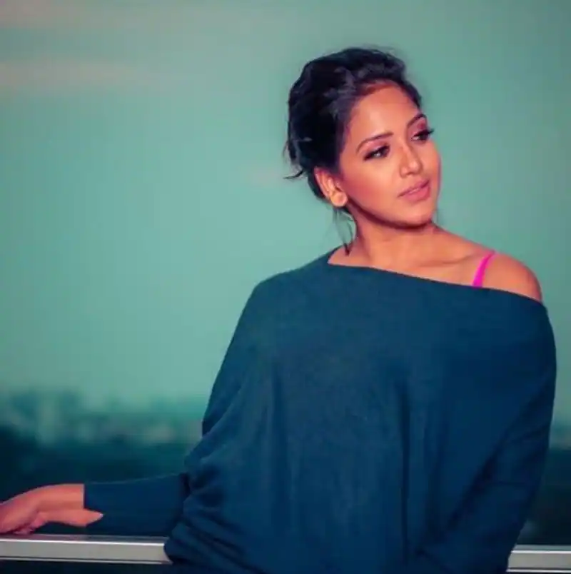 Actress pavni reddy hot photos in short glamour dress