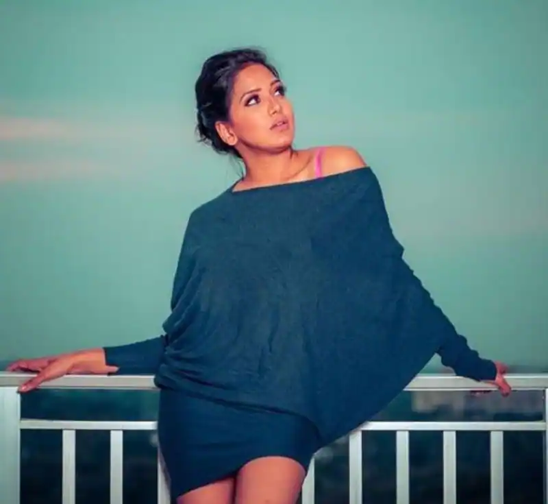 Actress pavni reddy hot photos in short glamour dress