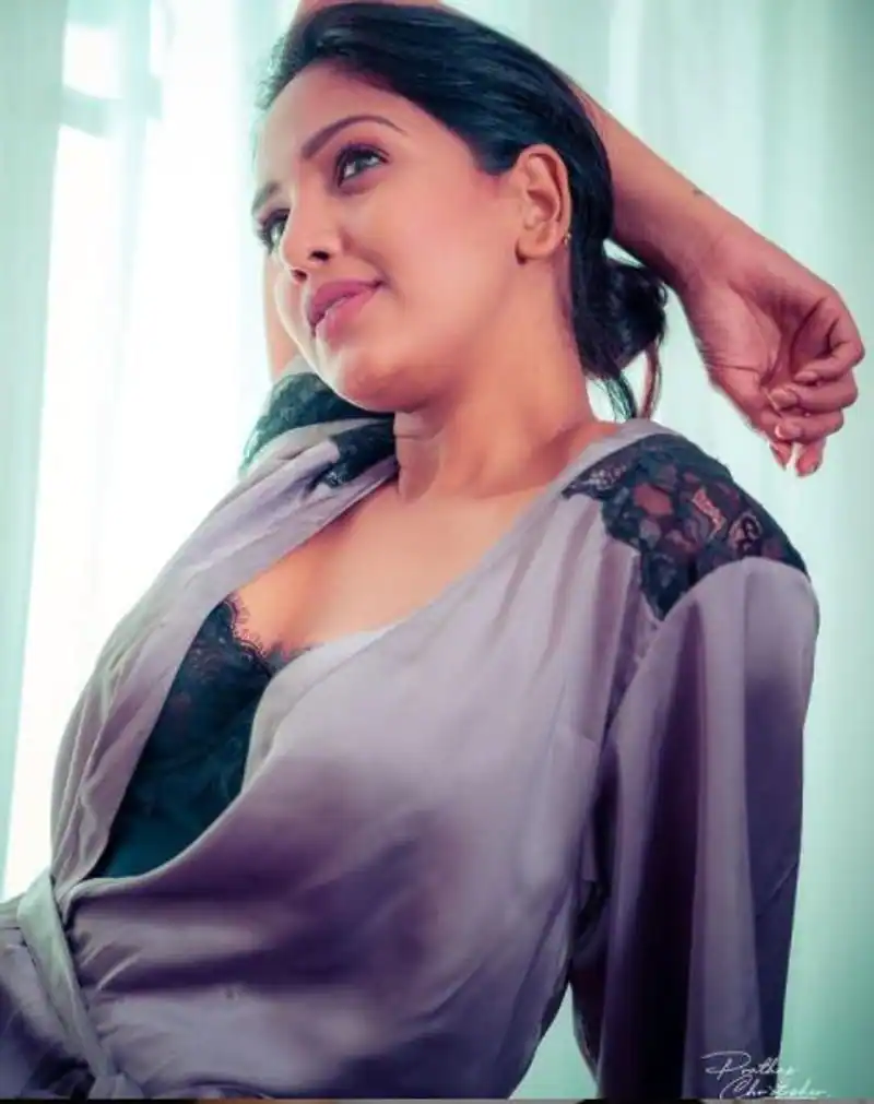 Actress pavni reddy hot photos in short glamour dress