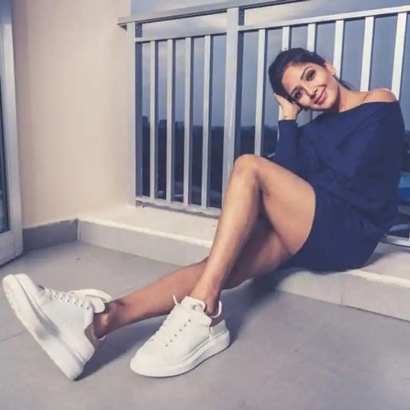 Actress pavni reddy hot photos in short glamour dress