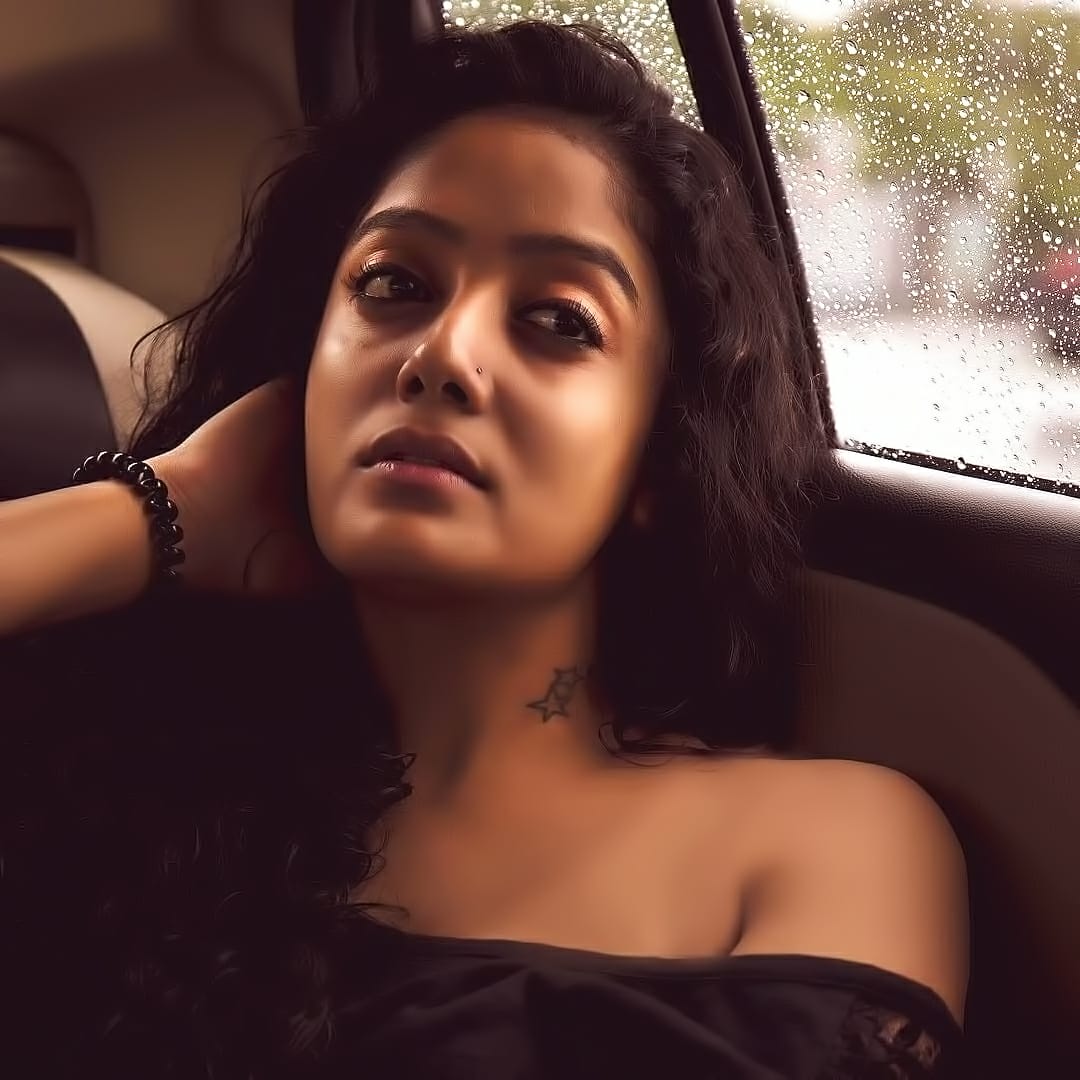 biggboss abirami hot moon tshirt photo and video getting likes and comments in social media