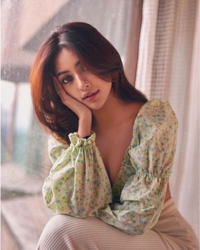 Actress anu emmaneul hot photos showing glamour