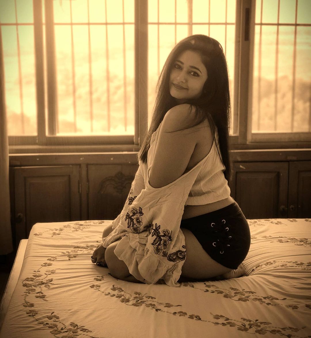 Actress poonam bajwa hot photos on bed goes viral