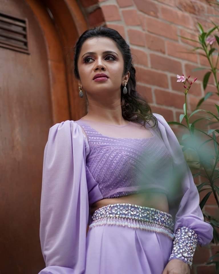 Vj anjana rangan hot photos in purple glamour dress