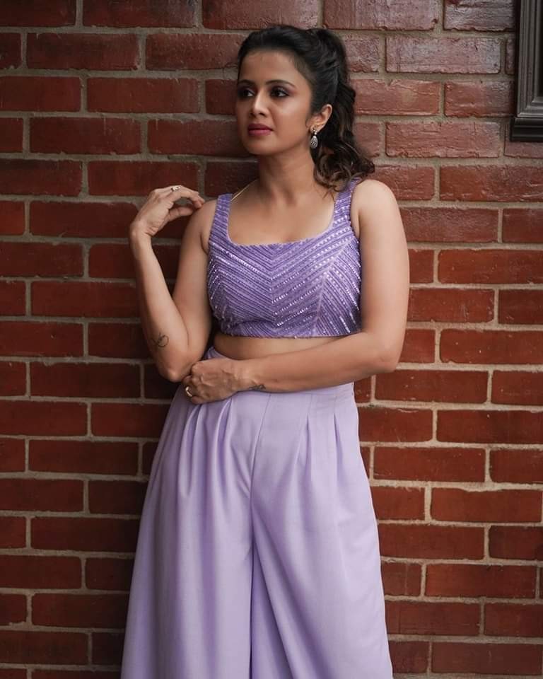 Vj anjana rangan hot photos in purple glamour dress