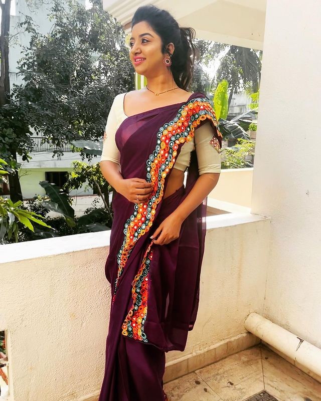 Serial actress mahalakshmi hot photos in saree