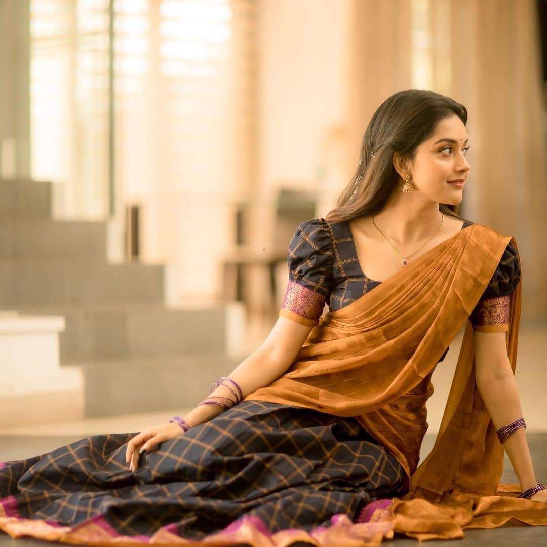 Actress mahima nambiar hot photos in half saree goes viral