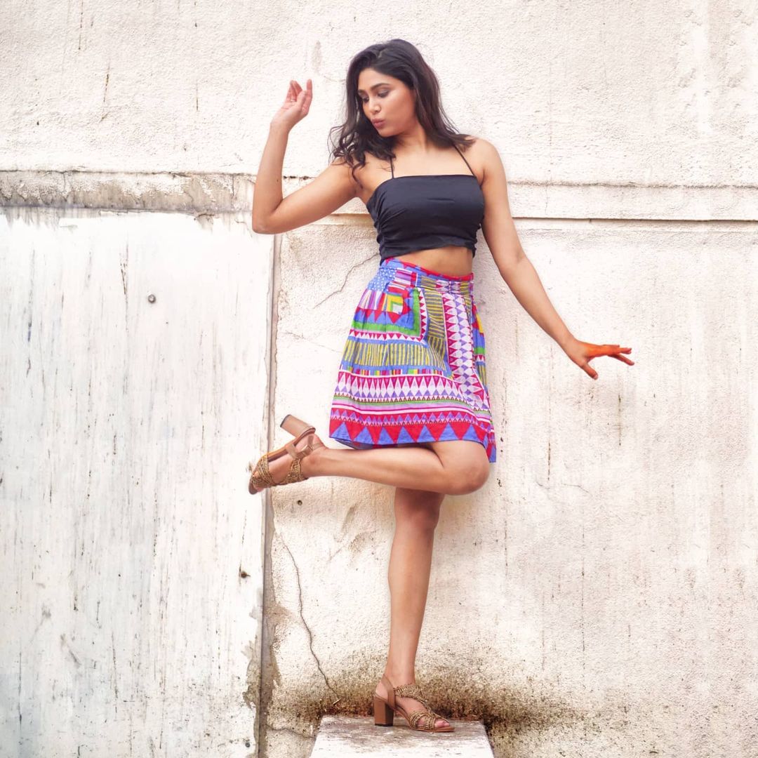 Actress manisha yadhav hot photos in short skirt and slip