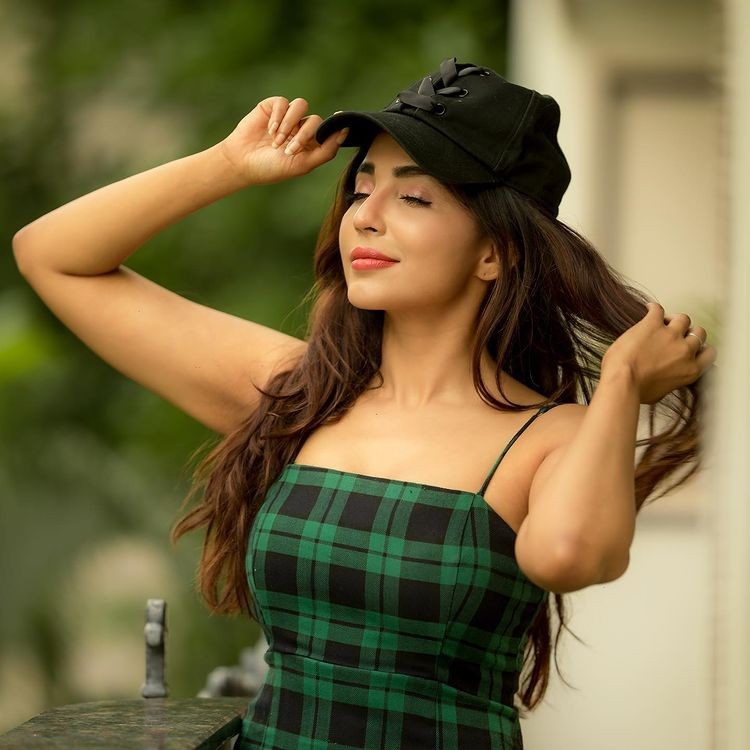 Actress parvati nair hot photos in green dress