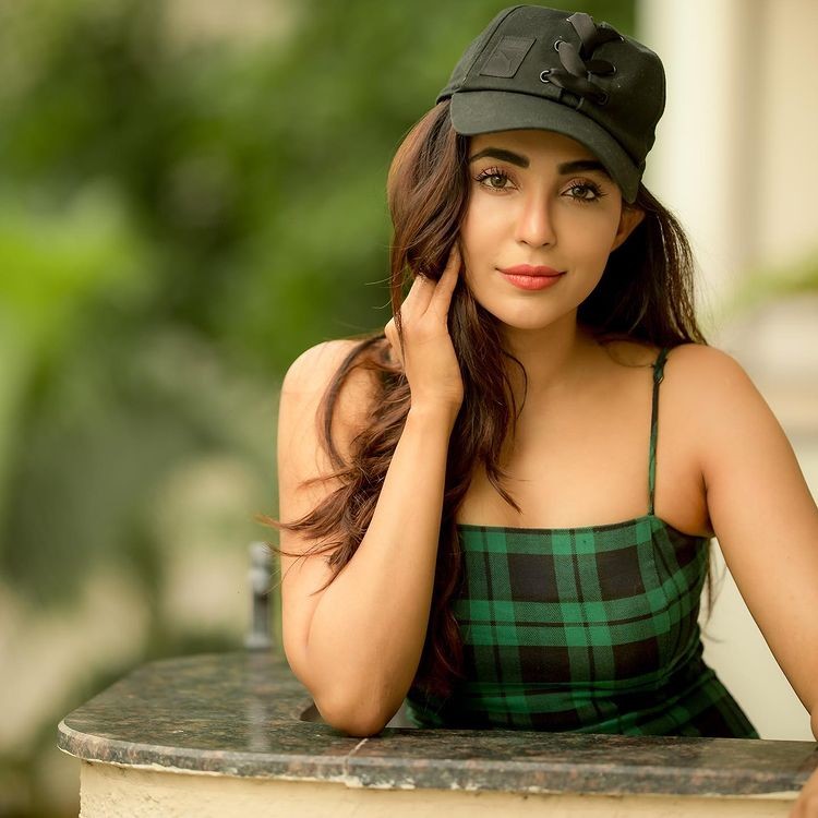 Actress parvati nair hot photos in green dress