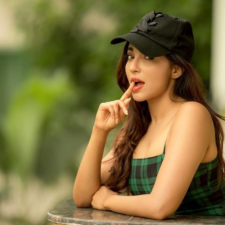 Actress parvati nair hot photos in green dress