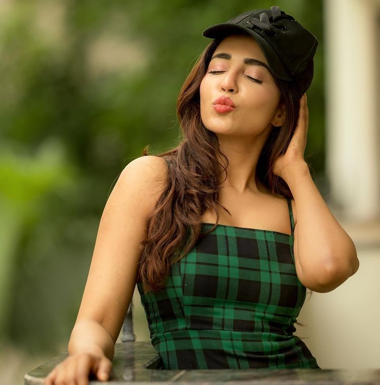 Actress parvati nair hot photos in green dress