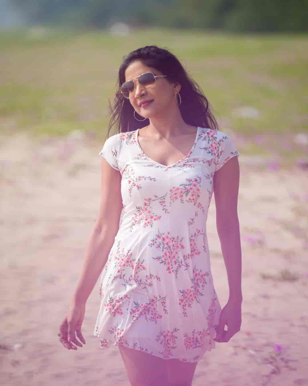 Actress sakshi agarwal hot short gown photoshoot