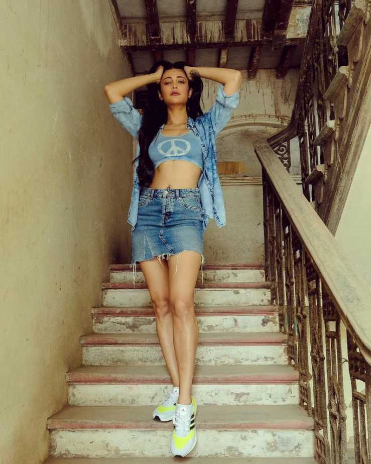 Actress shruthi haasan hot photos in mini trouser and inners