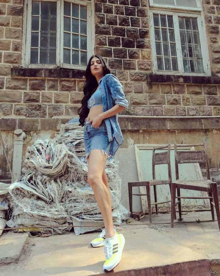 Actress shruthi haasan hot photos in mini trouser and inners