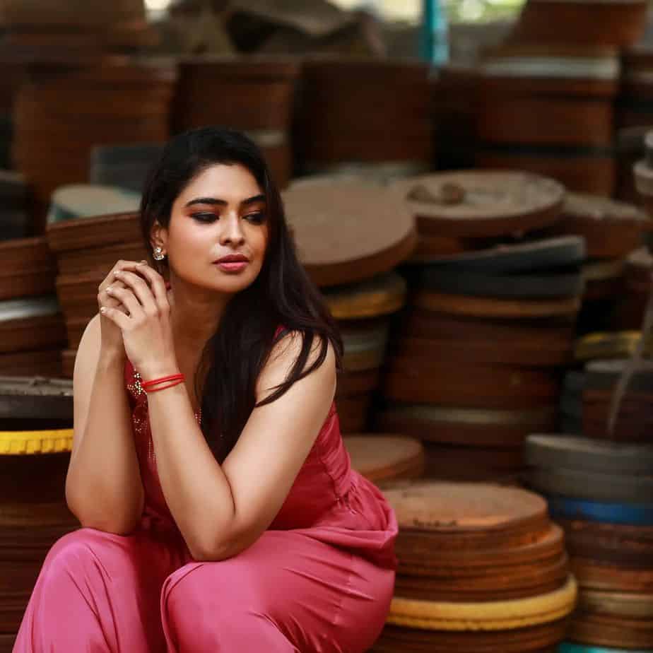 Vj maheswari hot photos in pink modern dress