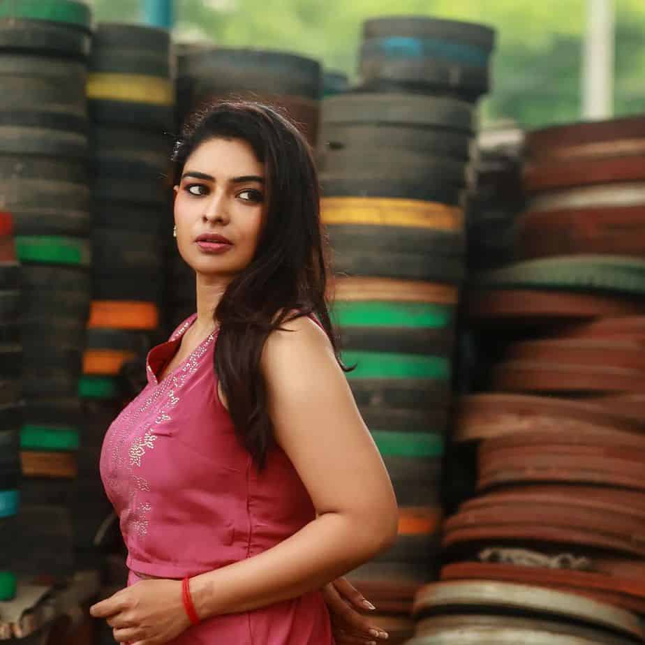 Vj maheswari hot photos in pink modern dress