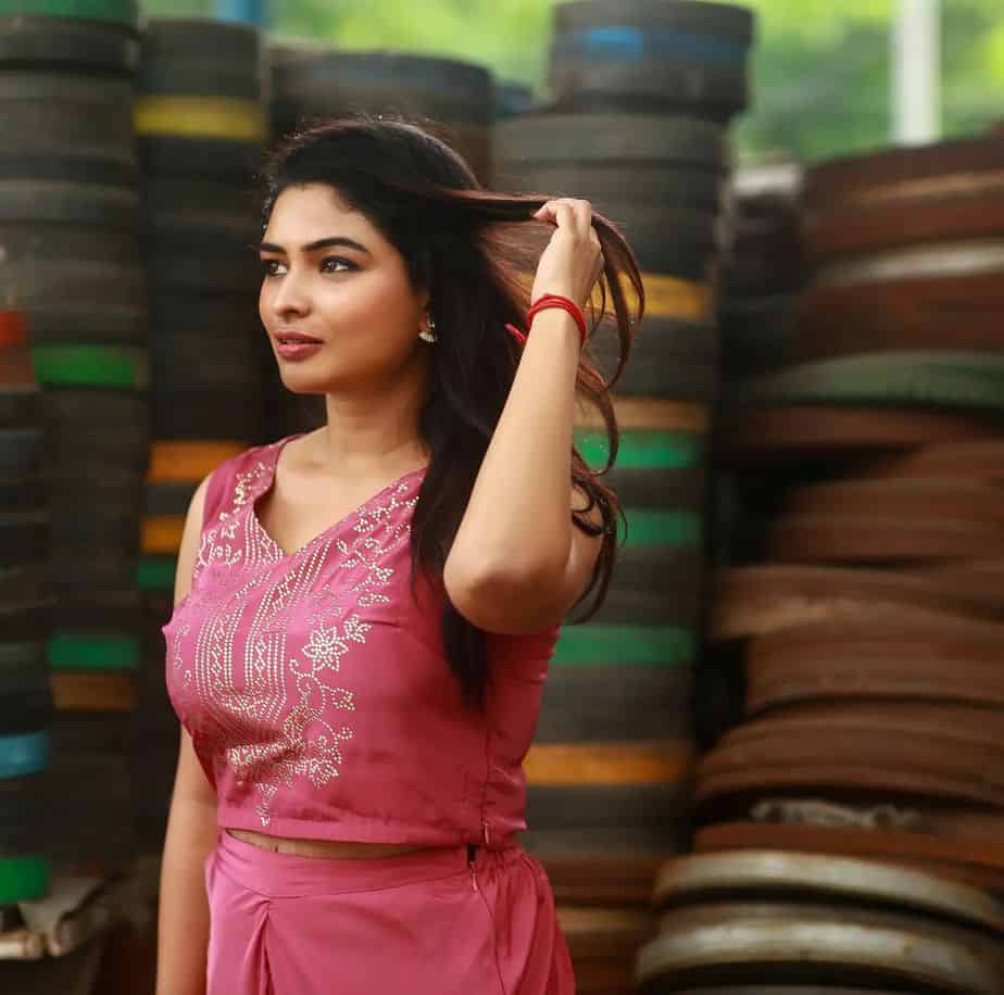 Vj maheswari hot photos in pink modern dress
