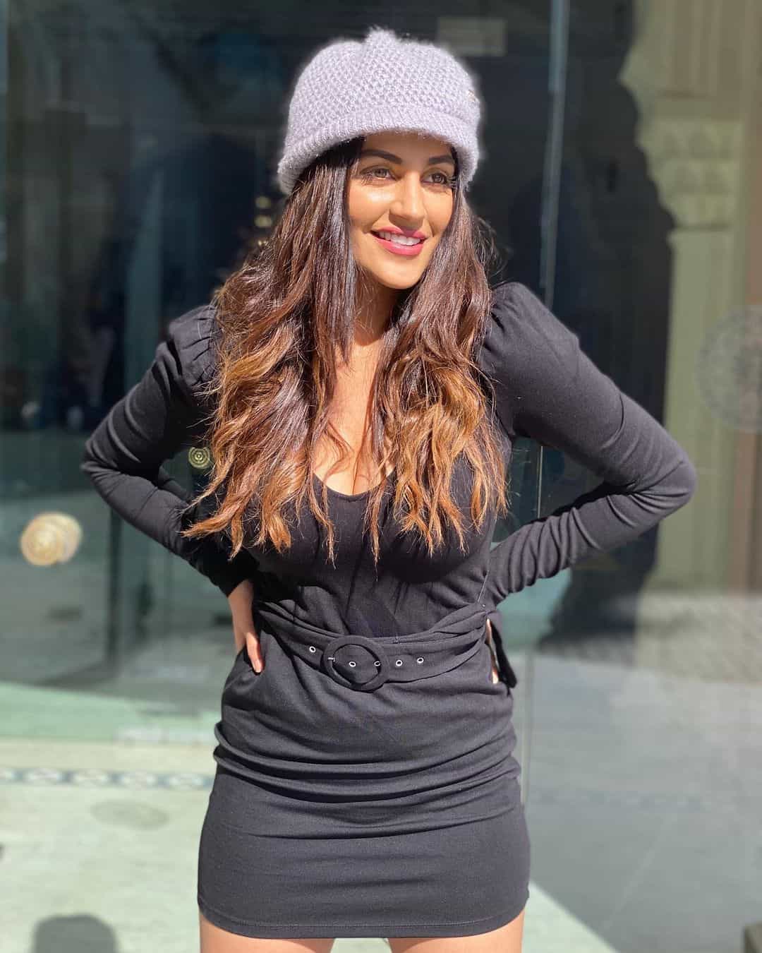 Actress yashika anandh hot photos in black dress without pant