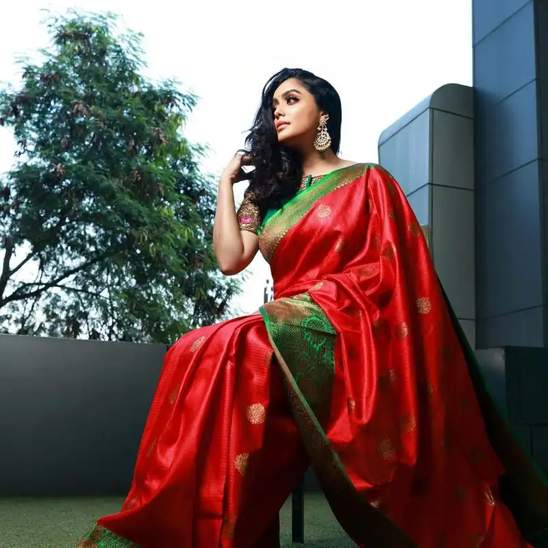 Bigg boss abirami venkatachalam hot photos in traditional saree goes viral on internet