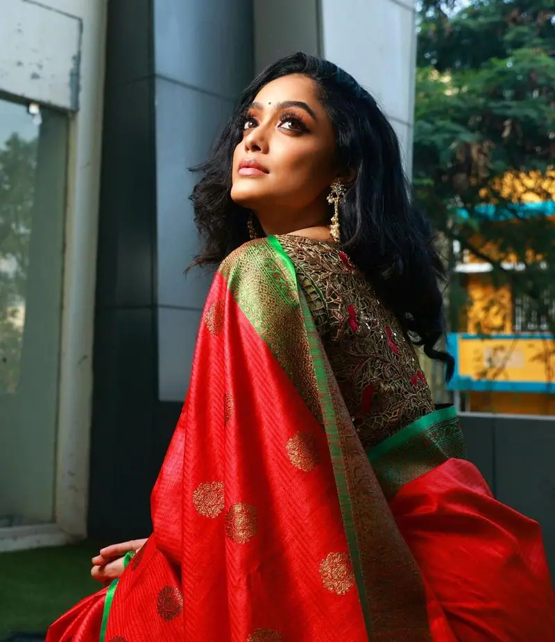 Bigg boss abirami venkatachalam hot photos in traditional saree goes viral on internet