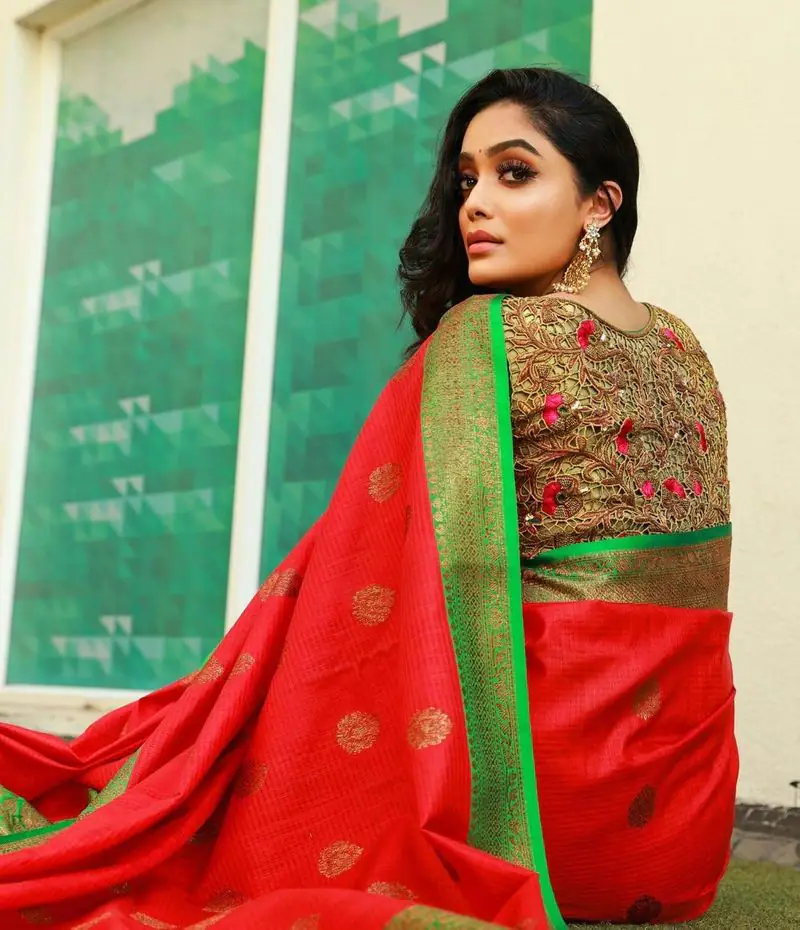 Bigg boss abirami venkatachalam hot photos in traditional saree goes viral on internet