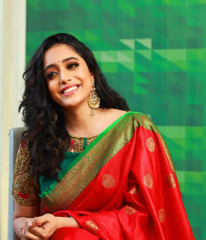 Bigg boss abirami venkatachalam hot photos in traditional saree goes viral on internet